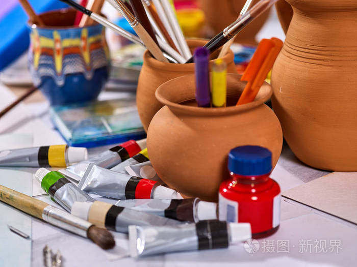 正宗油漆刷静物在艺术类学校