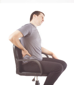 男人在办公室椅子上背部疼痛