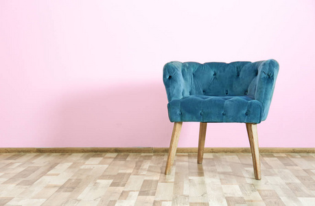 舒适的扶手椅粉红色的墙壁背景