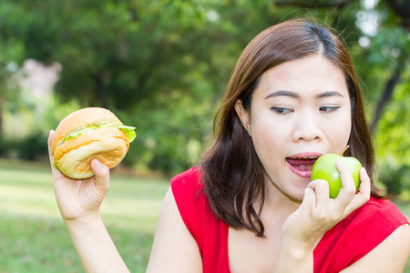 亚洲女人吃青苹果，想吃汉堡，outd
