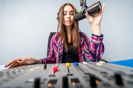 在电台工作的 dj照片