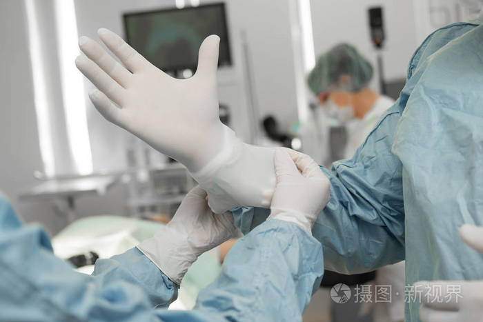 外科医生正在准备手术.