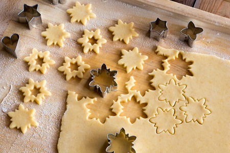 切出传统 Linzer 圣诞曲奇饼的星形