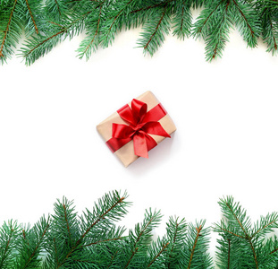 冷杉的树枝和圣诞礼品盒白色背景上。顶视图
