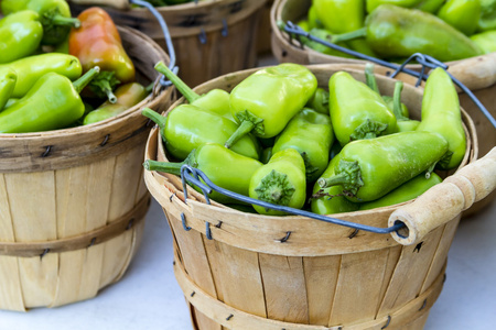 新鲜的有机水果和蔬菜在农贸市场