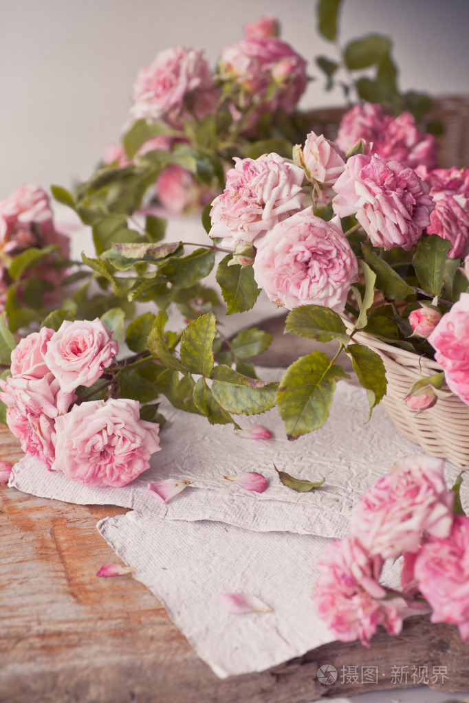 木制的桌子上的粉红玫瑰