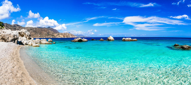 美丽的海滩的希腊群岛公民在卡尔帕索斯