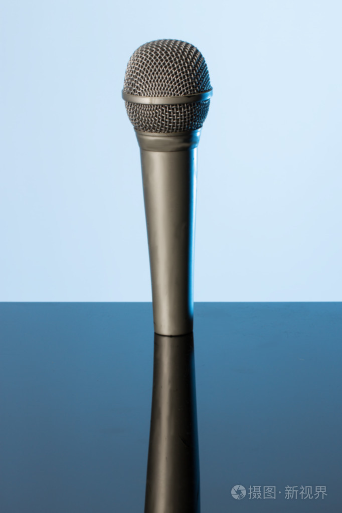 蓝色背景上的麦克风照片-正版商用图片0eki67-摄图新视界
