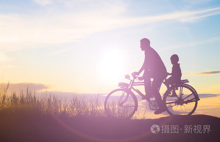 骑自行车的人家庭剪影父亲和儿子