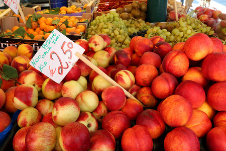 意大利威尼斯的里亚托市价出售新鲜水果