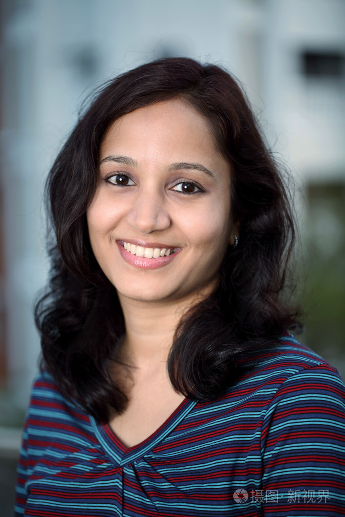 面带笑容的印度少女