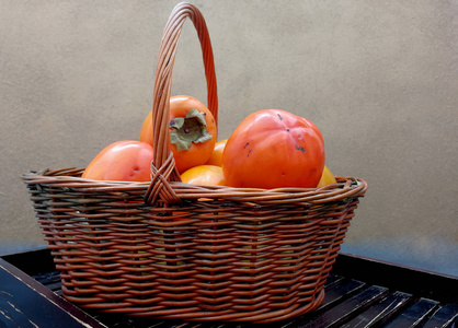 柳条篮子与柿子