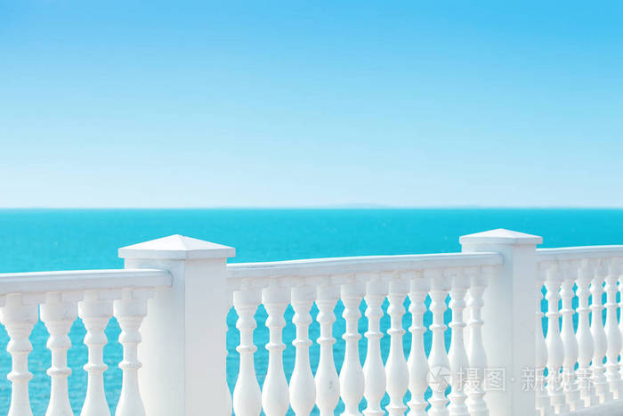 夏季景观与经典的白色栏杆和空阳台俯瞰大海夏天的背景旅游