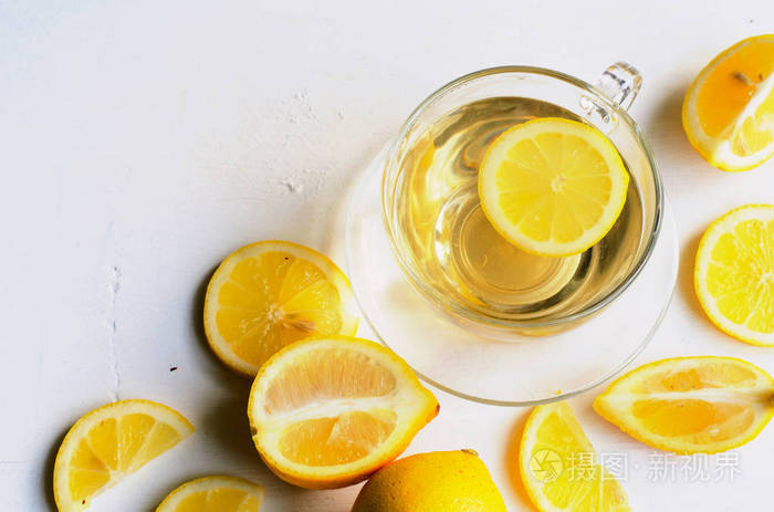 柠檬茶在一个透明的杯子白色背景与柠檬片