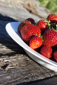 成熟的草莓在板上
