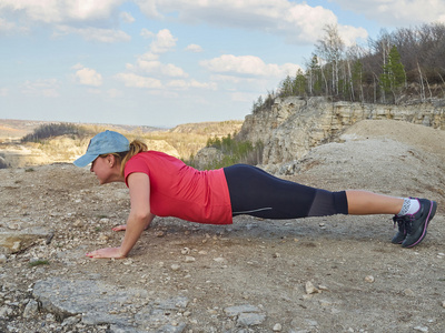 单臂伏地挺身图片