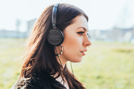 女人听音乐用耳机