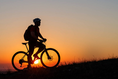 自行车在草地上图片