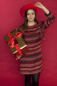 戴着红帽子的漂亮女孩拿着礼物