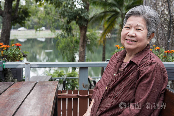 在花园里休息的老妇人公园里的老年女性放松