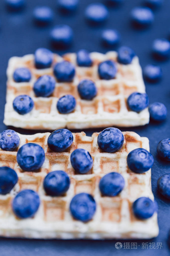 新鲜的华夫饼和蓝莓
