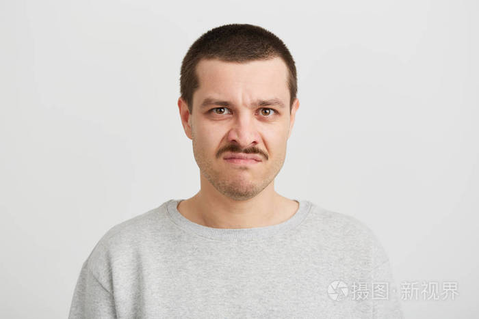 白色背景下的迷惑挖苦人画像