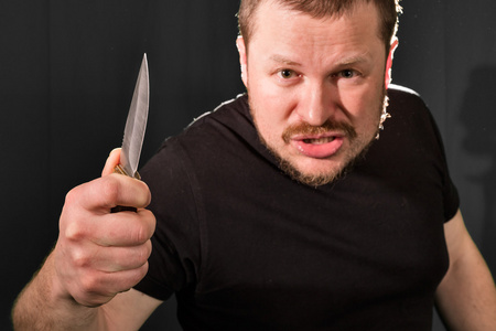 歹徒一个歹徒用刀的肖像照片