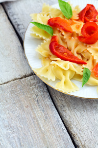 在古老的乡村背景下, 用胡椒西红柿和香草 Fusilli 面食。顶部视图