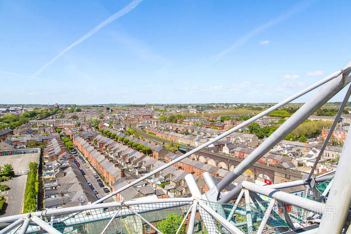 从缸公园体育场的天台俯瞰都柏林美丽的城市天际线