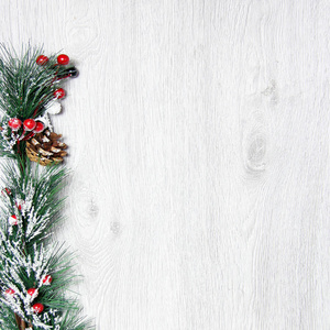 圣诞节和新的年组成。木白色背景的松树球果, 云杉树枝