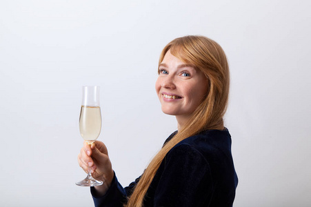 halfturned 年轻优雅的女士与姜头发和雀斑捧着香槟和微笑的玻璃