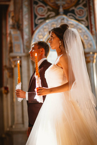 新婚夫妇的婚礼在教堂 婚礼仪式 头