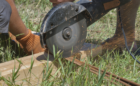 工人削减钢筋圆锯照片