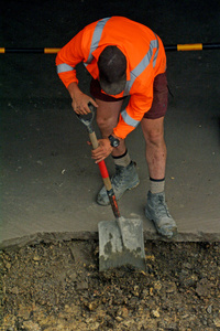 道路工人用铲子挖