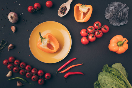 灰色桌上的甜椒和樱桃西红柿的顶端视图