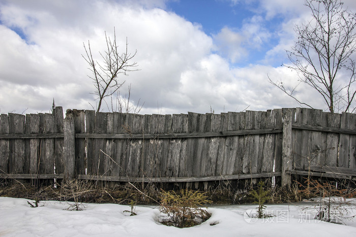 破旧的乡村木栅栏从议会在冬季和