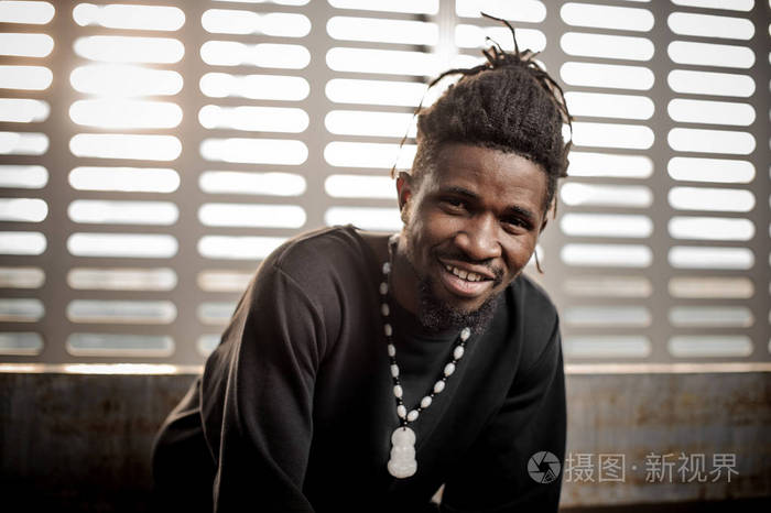 关闭了英俊黑人美国人的肖像