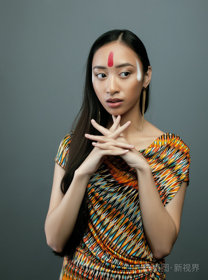 美年轻的亚洲女孩,弥补像风中奇缘,红色印第安人女人时尚