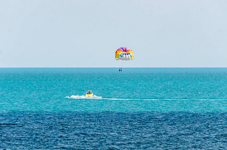 由一艘船在海中，Parasai 拉扯的彩色的 parasail 翼