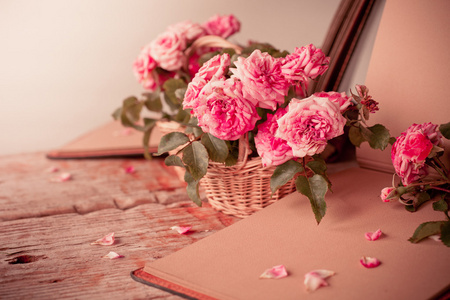 木制的桌子上的粉红玫瑰