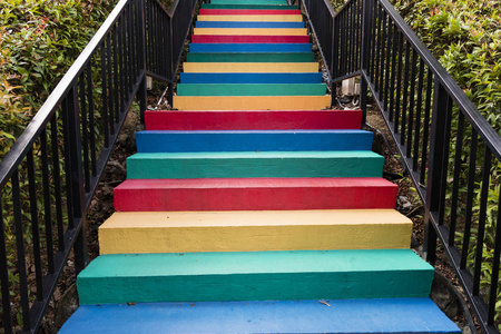 绘的楼梯彩虹色背景下的楼梯照片