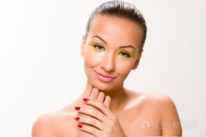 棕色头发光滑美丽的女人用手接近的脸