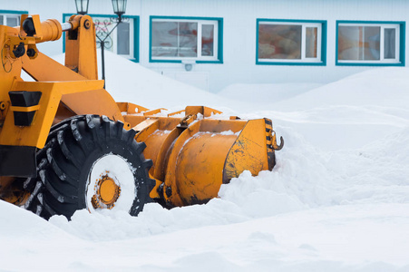 除雪。拖拉机大雪后扫清了道路