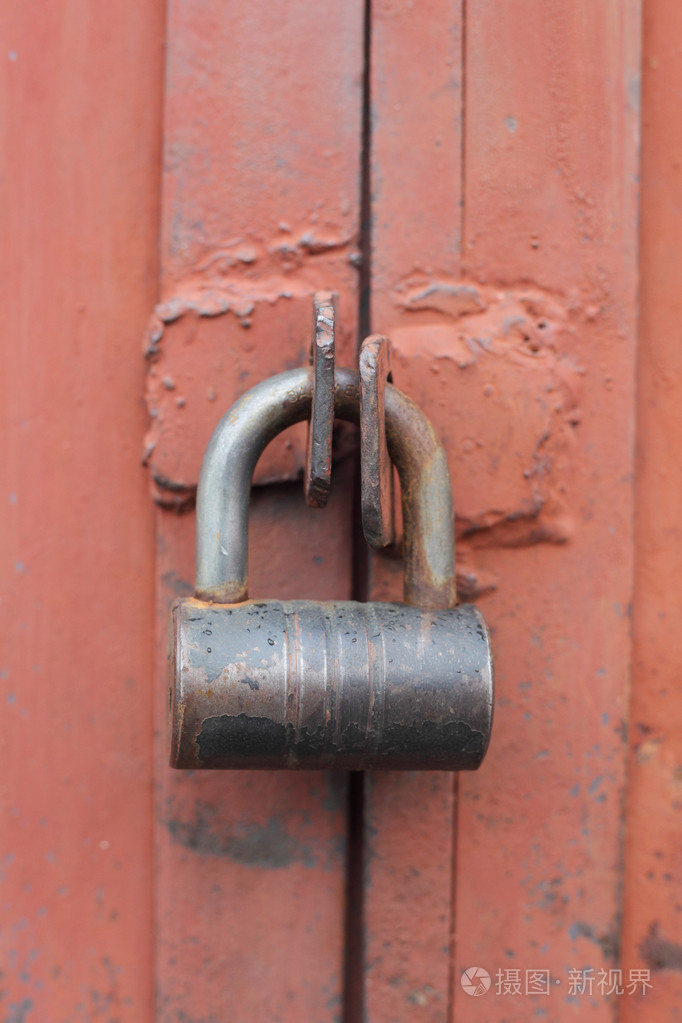 锁在车库门上