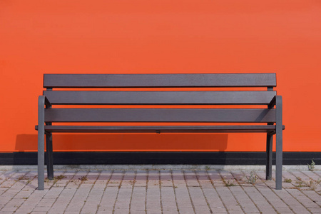 街头板凳上橙色的墙的背景