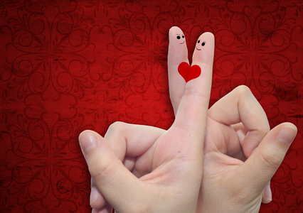 两只手的手指与画一颗心那女孩露出手掌可爱的小孩子和年轻的父亲在