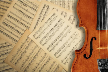 小提琴和音符的特写照片