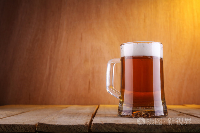 沉重的啤酒杯