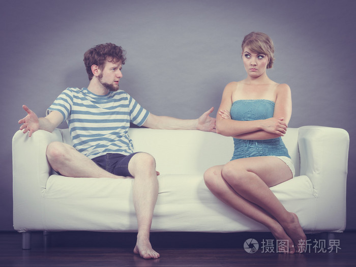 男人和女人在坐在沙发上的分歧