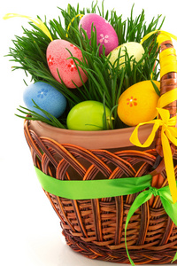 复活节彩蛋与鲜草篮子